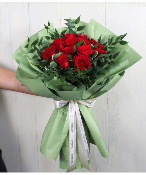 Expressions Signature Dozen of Roses Wrap